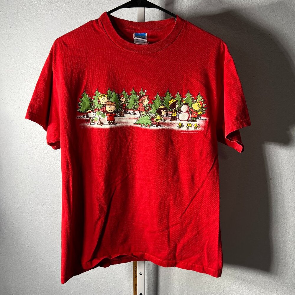 Peanuts Red 100% Cotton Christmas Tree Hunt Graphic Print Tee T-Shirt SZ Med